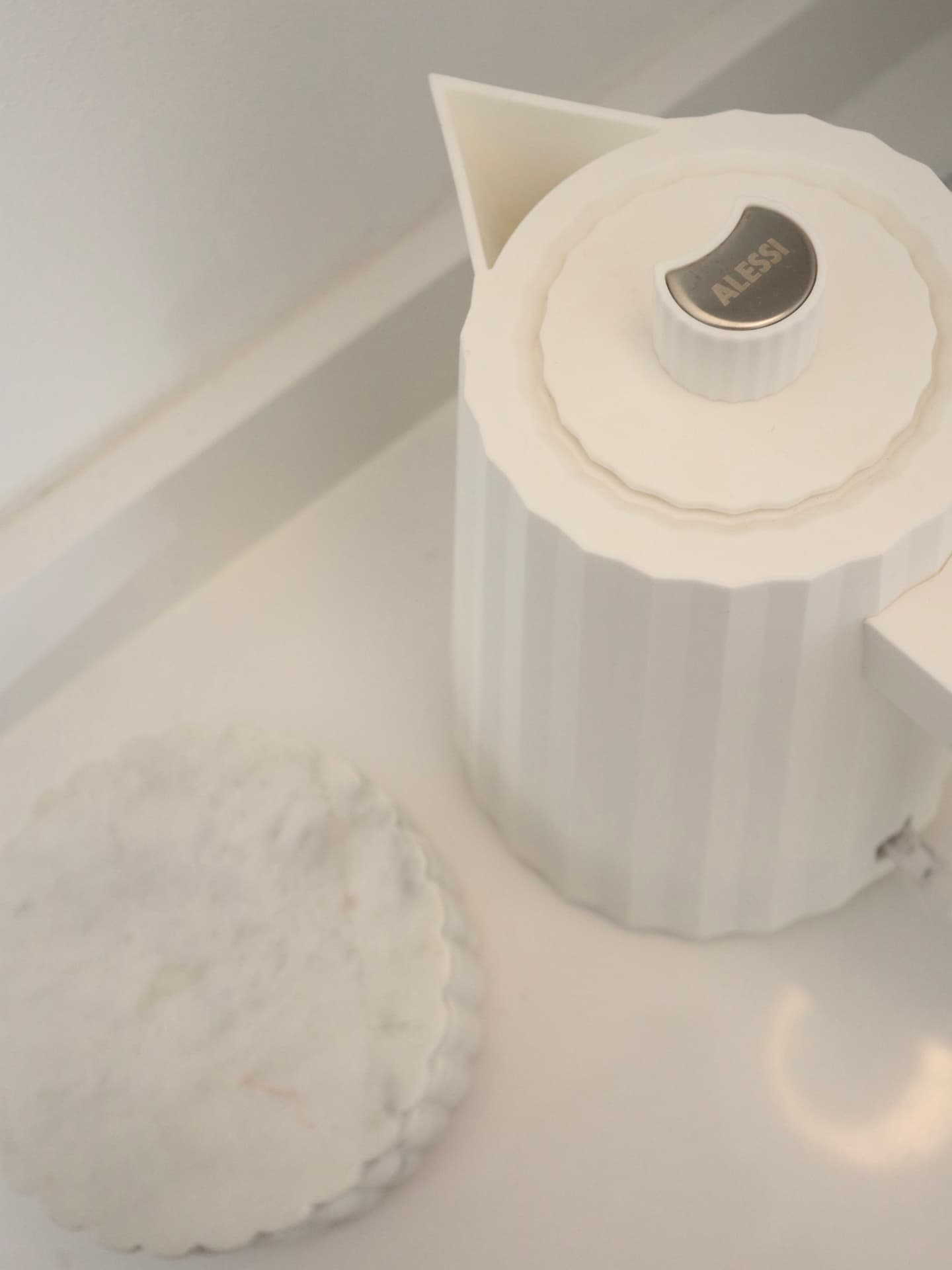 Biały zaparzacz Alessi i ceramiczne naczynie