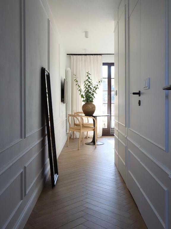 Korytarz Apartamentu 77 prowadzący do jasnego wnętrza